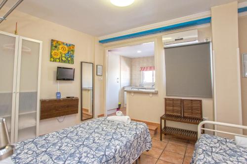 ヘレス・デ・ラ・フロンテーラにあるCasa Jerez Alameda del Bancoのベッドルーム1室(ベッド2台、大きな窓付)