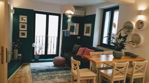 een woonkamer met een tafel en een bank bij Casa Al Porto Antico in Piran