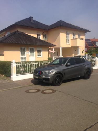 a silver car parked in front of a house at Gästehaus Tante Tienchen 7 Minuten zu Fuss zum Europa Park , plus kostenloses Parkplatzticket Rulantica ,alle unsere Suiten haben einen Balkon in Rust