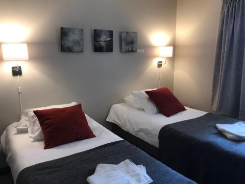 Ένα ή περισσότερα κρεβάτια σε δωμάτιο στο Hotelli Kägöne