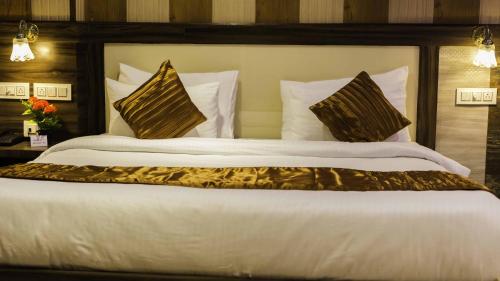 Una cama o camas en una habitación de Hotel Kings Regency