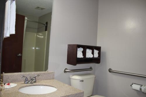 Super 8 by Wyndham Shepherdsville - Louisville South I65にあるバスルーム