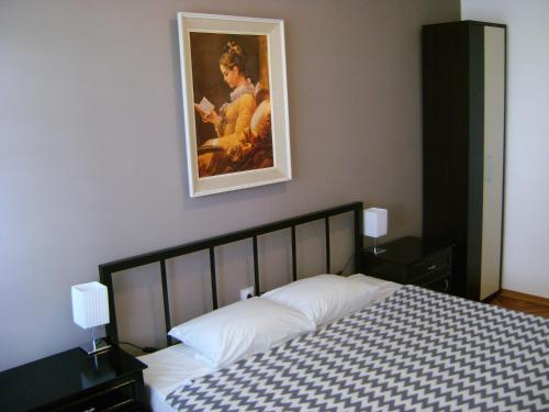 ein Schlafzimmer mit einem Bett und einem Bild an der Wand in der Unterkunft Apartment Veronica in Split