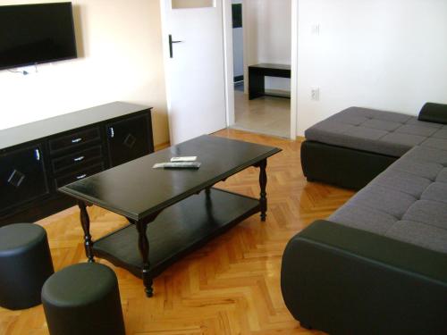 - un salon avec une table basse et un canapé dans l'établissement Apartment Veronica, à Split