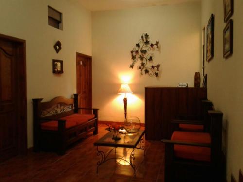 a living room with a couch and a table at Hotel Bethel in Cobán