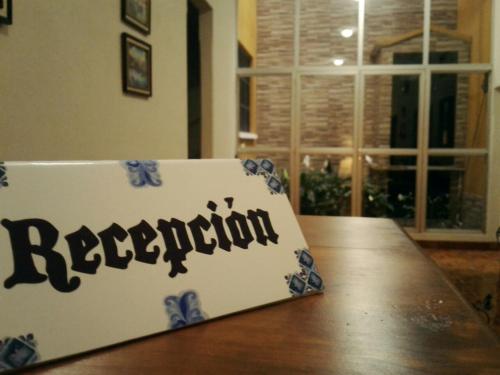 een bord waarop staat: receptie zittend op een tafel bij Hotel Bethel in Cobán
