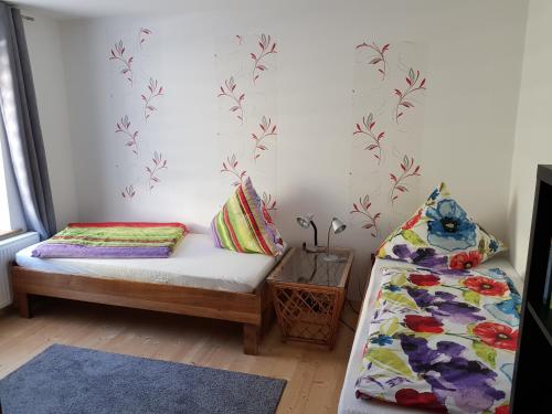 a small room with a bed and a bed sidx sidx sidx at "kleine Boddenburg" in Barth