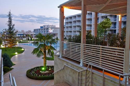 O grădină în afara Sunny Apartment relax & spa