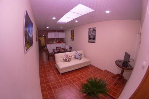 un soggiorno con un divano e un tavolo di Samay Apart a Baños