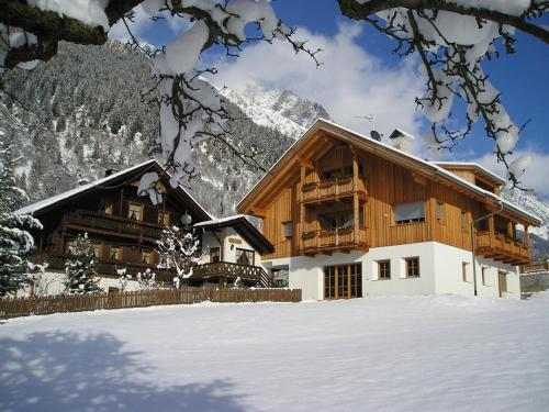un lodge de ski dans les montagnes avec de la neige au sol dans l'établissement Müllerhof, à Anterselva di Mezzo