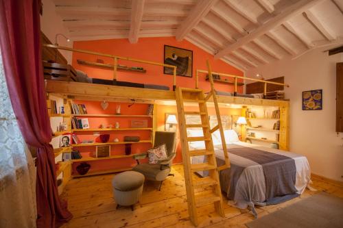 ein Schlafzimmer mit einem Etagenbett mit einer Leiter in der Unterkunft Fienile Vignanova in Gerfalco