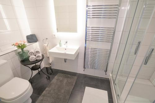 ドレスデンにあるVilla Golding - Flat 1のトイレと洗面台を備えた白いバスルーム