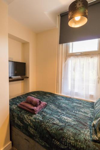 Giường trong phòng chung tại Kingsway Apartment
