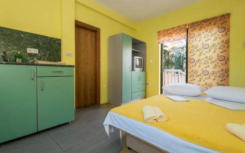 a small room with a bed and a kitchen at Ankica & Anamarija Apartments in Neum