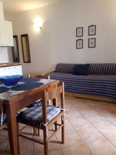 uma sala de estar com uma mesa e um sofá em Appartamenti Claudia Rio em Rio Marina