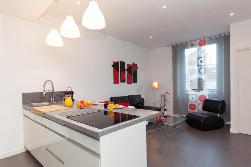 une cuisine avec un évier et un plan de travail dans l'établissement 7e Art 2 pièces 3 étoiles calme plein centre Cannes 5mn plages et Palais, à Cannes