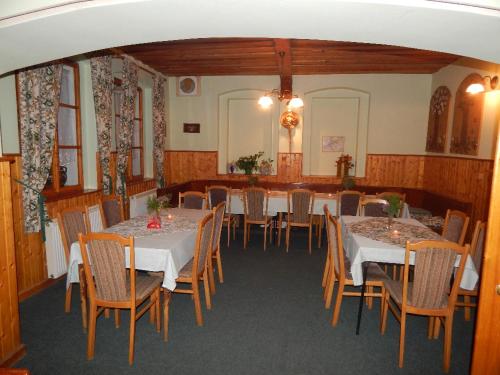 a dining room filled with tables and chairs at Penzion Stará hospoda in Sokolov