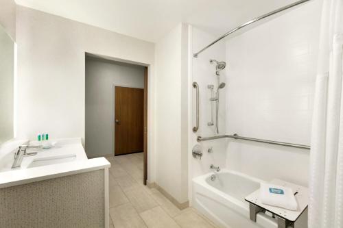 y baño con lavabo, bañera y ducha. en Holiday Inn Express & Suites Salisbury, an IHG Hotel en Salisbury