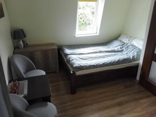 ビセウカにあるDom Borysの小さなベッドルーム(ベッド1台、窓付)
