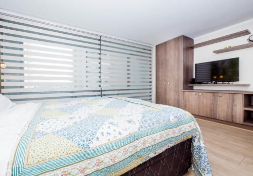 1 dormitorio con cama y ventana grande en Arauco Studio Apartment, en Santiago
