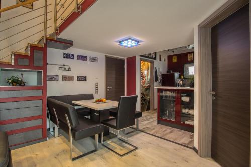 uma sala de jantar com mesa e cadeiras em bodensee-fewo Modernes & TOP-ausgestattetes Appartement incl Netflix, e-Ladestation, Fahrradgarage em Uhldingen-Mühlhofen