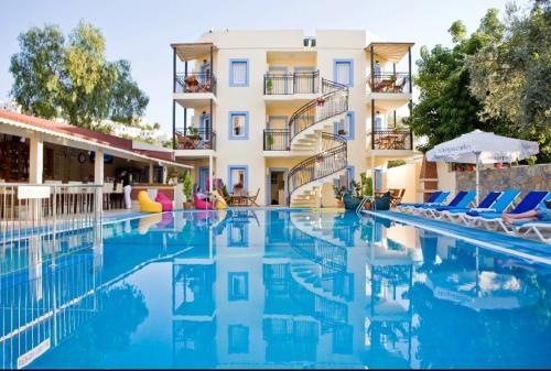 una piscina con sedie e un hotel di Merve Apartments, your home from home in central BODRUM, street cats frequent the property, not all apartments have balconies , ground floor have terrace with table and chairs a Bodrum City