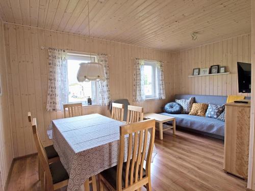 un salon avec une table et un canapé dans l'établissement Pirat domki letniskowe Bobolin, à Bobolin