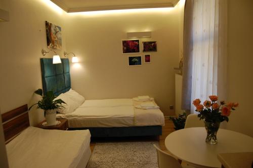 une petite chambre avec un lit et une table dans l'établissement Villa Star, à Międzyzdroje