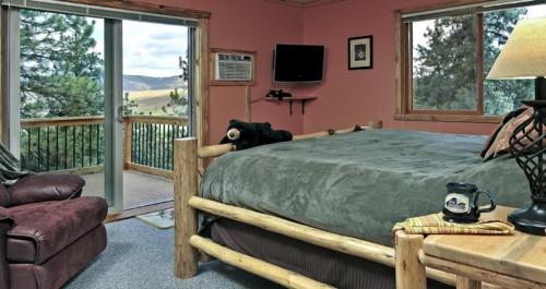 sypialnia z dużym łóżkiem i balkonem w obiekcie Blue Mountain Bed and Breakfast w mieście Lolo