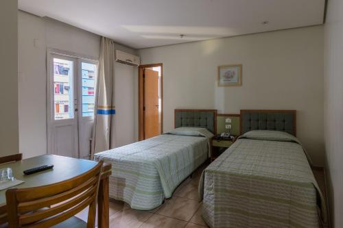 Postel nebo postele na pokoji v ubytování Cinelandia Hotel