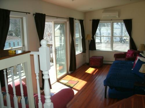 Ruang duduk di Townhouse W Private Deck & Mt View