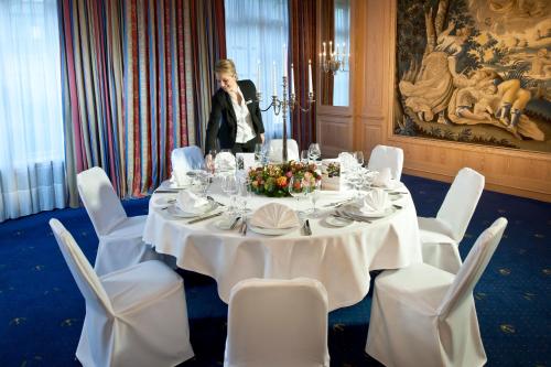 Un restaurante u otro lugar para comer en Dorint Venusberg Bonn