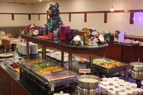 ein Buffet mit vielen verschiedenen Speisen in der Unterkunft Hotel River Kinmen in Jincheng