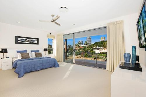 1 dormitorio con cama y ventana grande en Deluxe on Water en Gold Coast