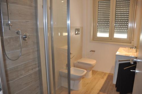 ein Bad mit einer Dusche, einem WC und einem Waschbecken in der Unterkunft la Moretta in Marina di Ragusa