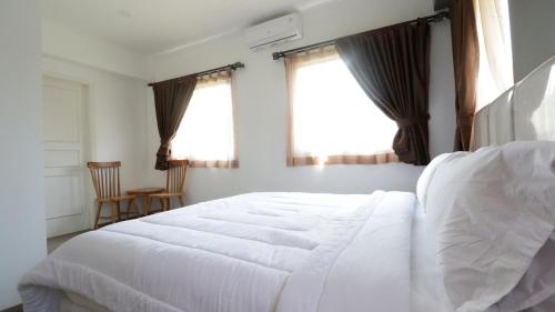 Postel nebo postele na pokoji v ubytování Diyar Villas Puncak K3/2