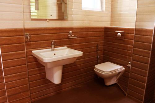 a bathroom with a sink and a toilet at Villa Royce in Kandy