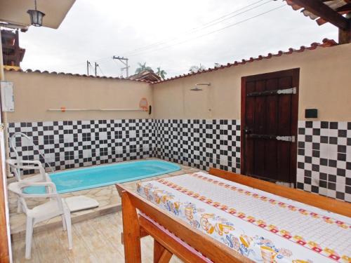 Cette chambre dispose d'une piscine et d'une chaise. dans l'établissement Casa temporada em Paraty famíliar, à Parati