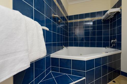 Ένα μπάνιο στο Villa Mirasol Motor Inn