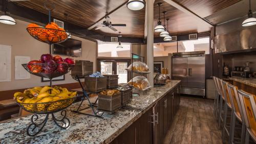 Best Western Yuma Mall Hotel & Suites في يوما: مطبخ مع كونتر عليه صحون فواكه