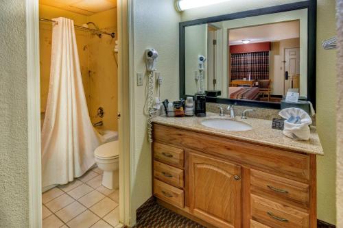 Kamar mandi di Best Western Inn Russellville