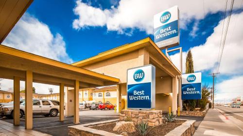 a best western sign on the front of a hotel at Best Western Bishop Lodge in Bishop