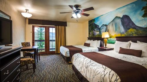 Säng eller sängar i ett rum på Best Western Plus Yosemite Gateway Inn