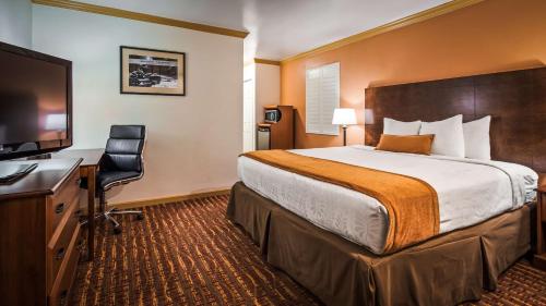 Un pat sau paturi într-o cameră la Best Western Inn