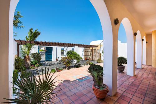 a courtyard with potted plants in a house at Kalimera Hotel in Akrotiri