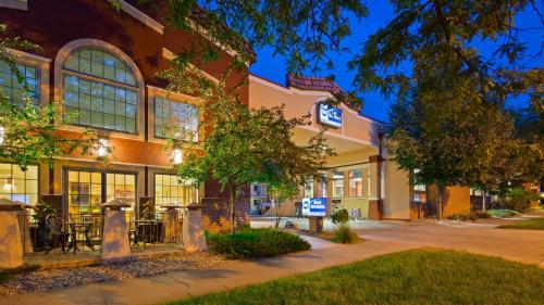 a building with a cafe in front of it at Best Western University Inn in Fort Collins
