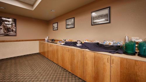 a large room with a lot of counter space at Best Western University Inn in Fort Collins