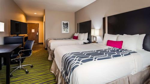 Postel nebo postele na pokoji v ubytování Best Western Plus Dilley Inn & Suites