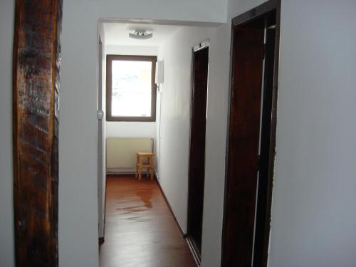 a hallway with two doors and a window at Cabana Ada 1 in Vartop