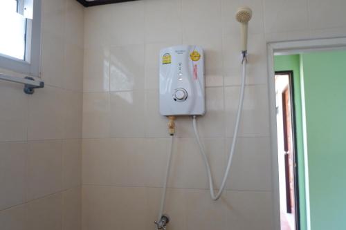 - Baño con secador de pelo en la pared en Pott Guesthouse, en Chaweng